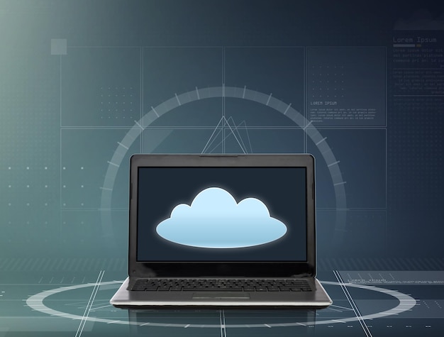 concetto di tecnologia, informatica e telecomunicazione - computer portatile con icona a forma di nuvola sullo schermo su sfondo grigio