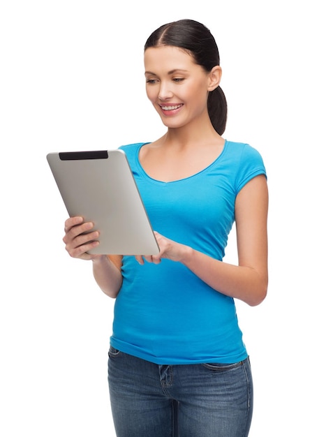 concetto di tecnologia, internet e persone - ragazza sorridente con computer tablet pc