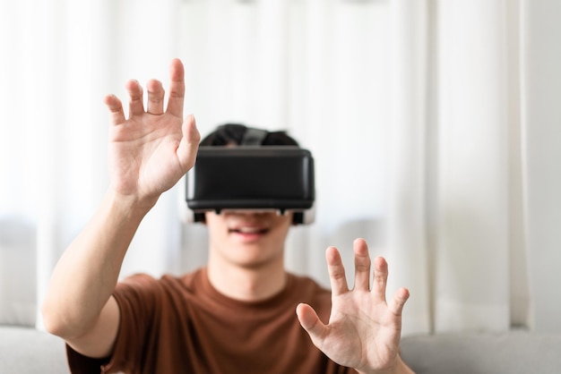 Concetto di tecnologia L'uomo che indossa un auricolare per realtà virtuale