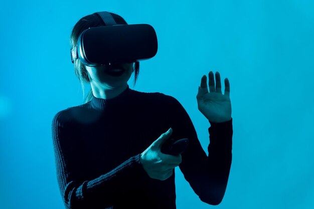 Concetto di tecnologia Metaverse Donna con occhiali per realtà virtuale VR Stile di vita futuristico