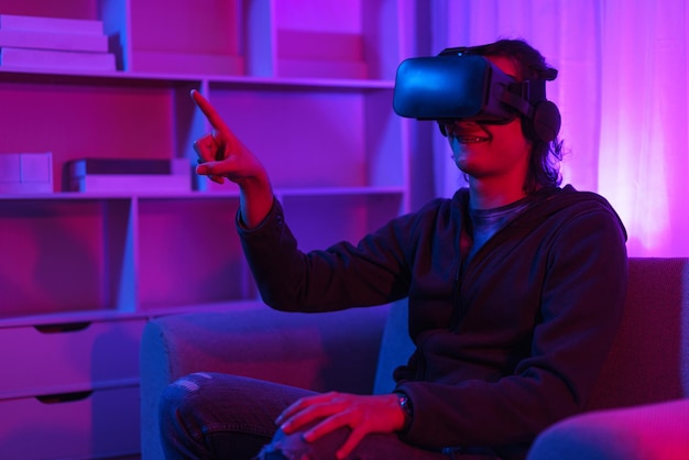 Concetto di tecnologia Metaverse L'uomo indossa occhiali VR e indica l'esperienza tattile nel mondo virtuale
