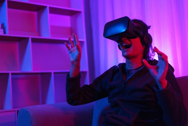 Concetto di tecnologia Metaverse L'uomo indossa occhiali VR e si diverte a toccare l'esperienza nel mondo virtuale