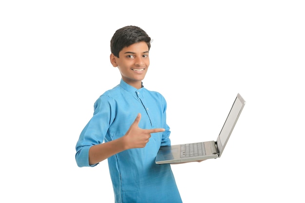 Concetto di tecnologia Simpatico ragazzino indiano della scuola che usa il laptop