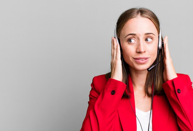 Concetto di telemarketer donna abbastanza bionda