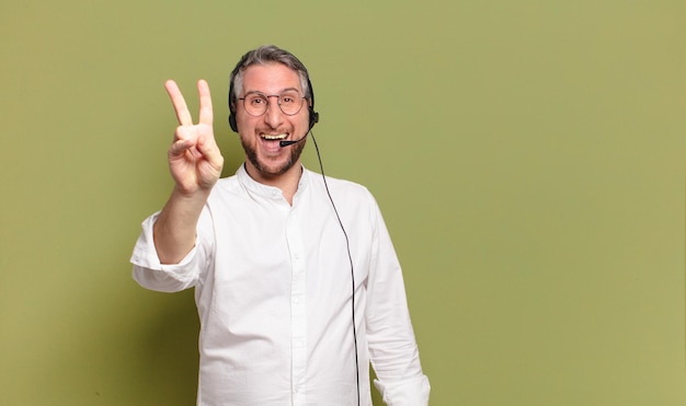 concetto di telemarketer uomo di mezza età