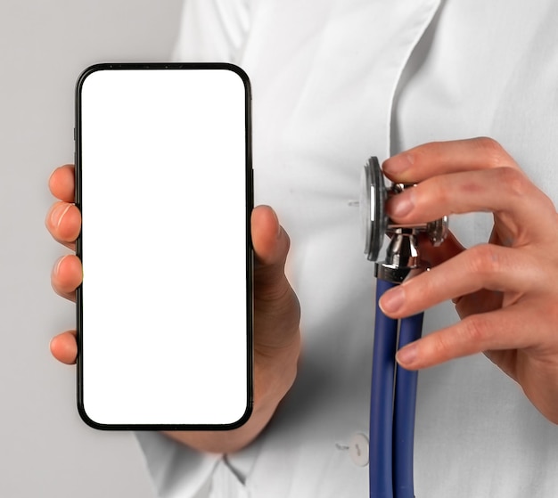 Concetto di telemedicina Medico che tiene lo schermo del telefono mockup per l'app medica sanitaria