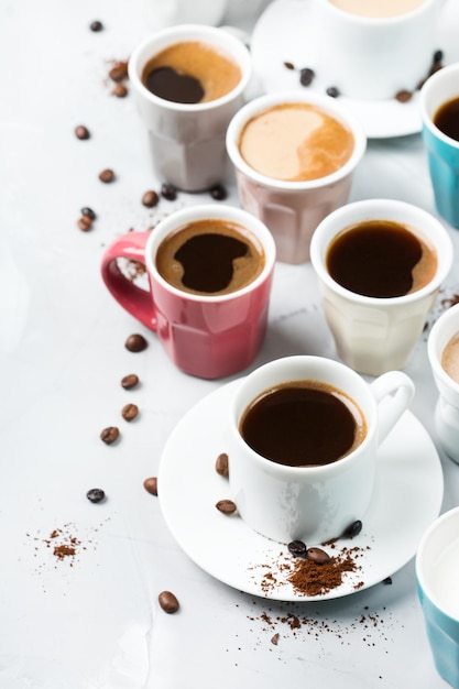 Concetto di tempo di relax per la colazione Diverse tazze da caffè e tazze su un accogliente tavolo da cucina