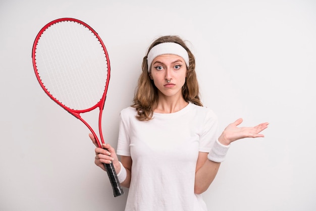 Concetto di tennis della ragazza dell'adolescente