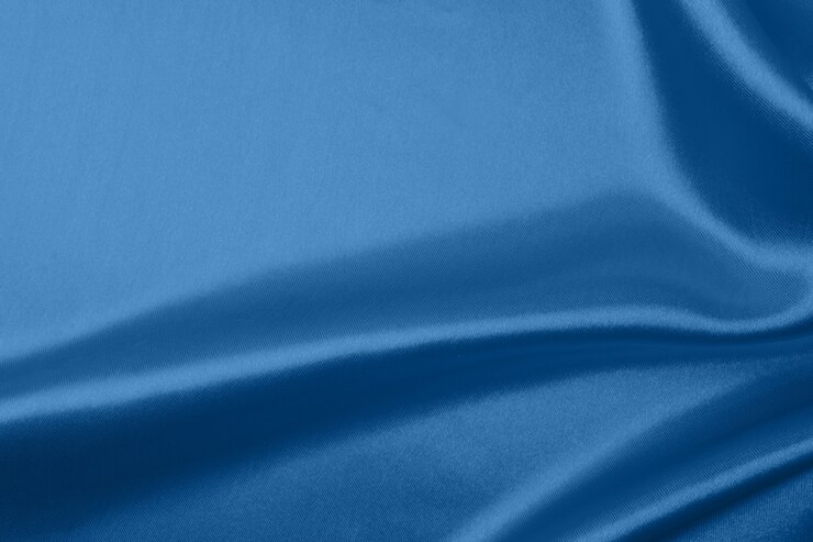 Concetto di tessuto e trama di colore blu classico alla moda. Campione di tessuto di seta ondulato di colore blu classico - primo piano.