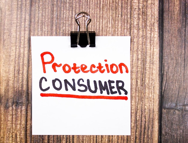 Concetto di testo di protezione dei consumatori su un pezzo di carta sul tavolo Il concetto di protezione dei diritti dei consumatori