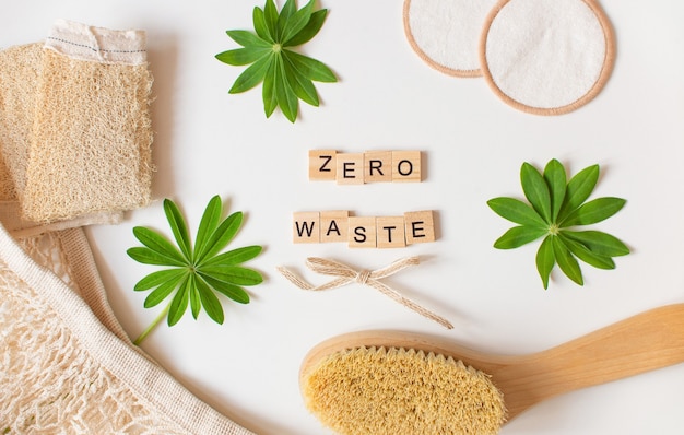 Concetto di testo zero rifiuti Accessori da bagno ecologici