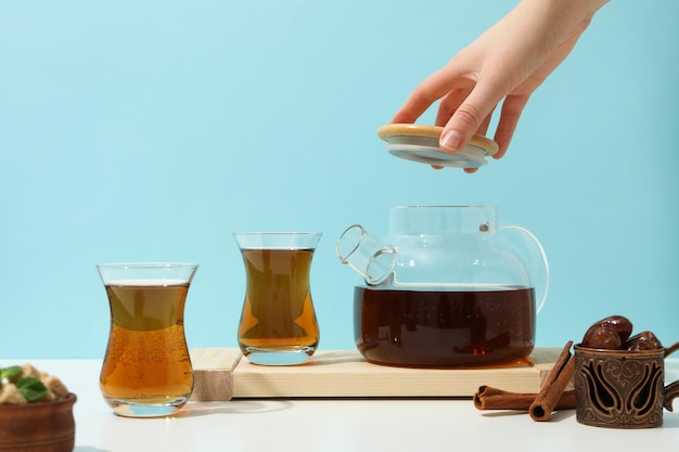 Concetto di tradizionale tè turco preparato per bevande calde