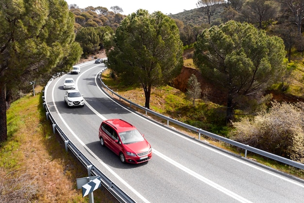 Concetto di trasporto con auto su strada