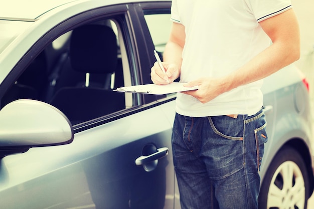 concetto di trasporto e proprietà - uomo con documenti dell'auto