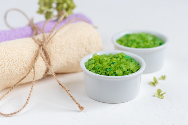 concetto di trattamento spa, con naturale, profumato bicolore, sale da bagno marino e teli da bagno.