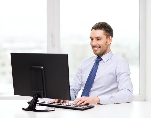 concetto di ufficio, affari, istruzione, tecnologia e internet - uomo d'affari sorridente o studente con il computer