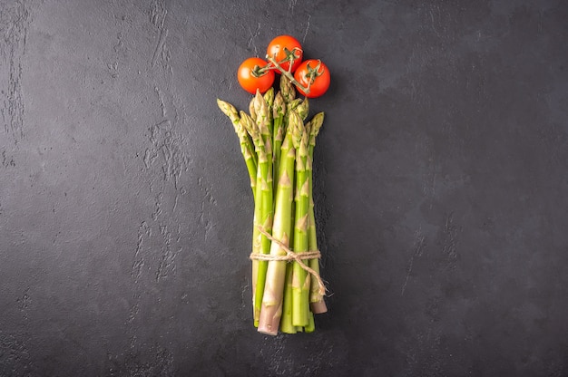 Concetto di un mazzo di asparagi e pomodorini a forma di fiore