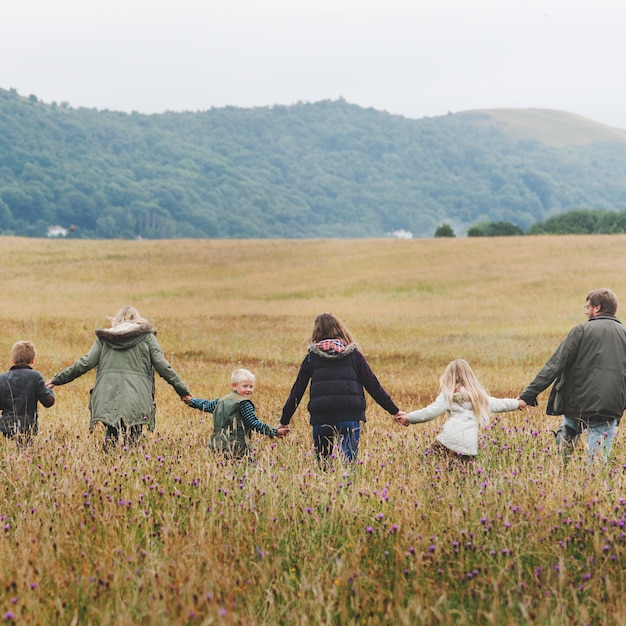 Concetto di unità della natura del campo di camminata della famiglia