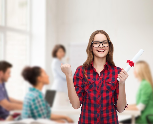 concetto di università e istruzione - studentessa sorridente in occhiali con diploma