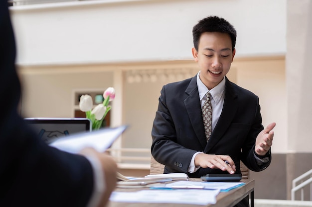 Concetto di uomo d'affari gli impiegati maschi che lavorano al compito di contabilità con la calcolatrice