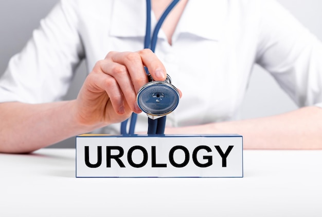 Concetto di urologia Urologo con stetoscopio in mano per il trattamento del paziente Medico in camice che diagnostica la cura dei reni, vescica, prostata, disturbi degli organi riproduttivi maschili