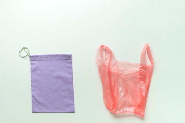 Concetto di utilizzo di una borsa riutilizzabile in cotone anziché in plastica