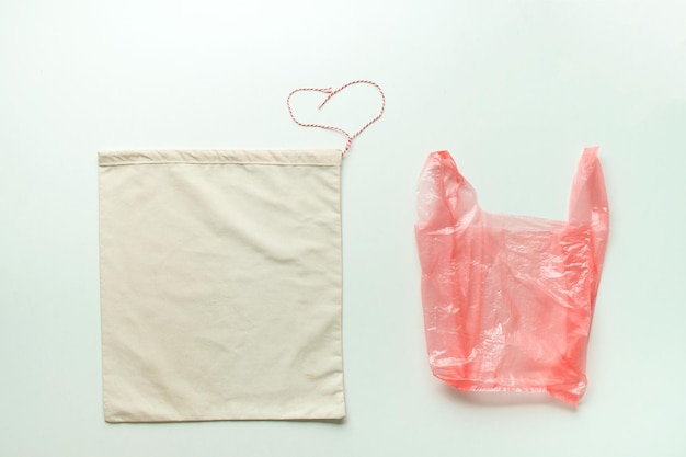 Concetto di utilizzo di una borsa riutilizzabile in cotone anziché in plastica