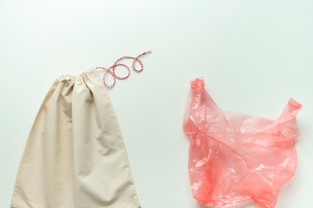Concetto di utilizzo di una borsa riutilizzabile in cotone anziché in plastica