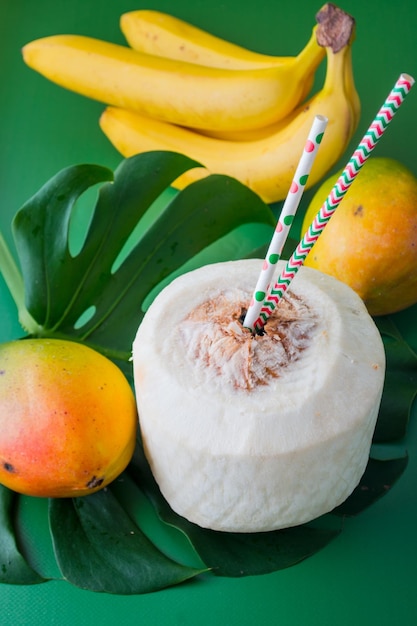 concetto di vacanza ai tropici mango cocco e banane