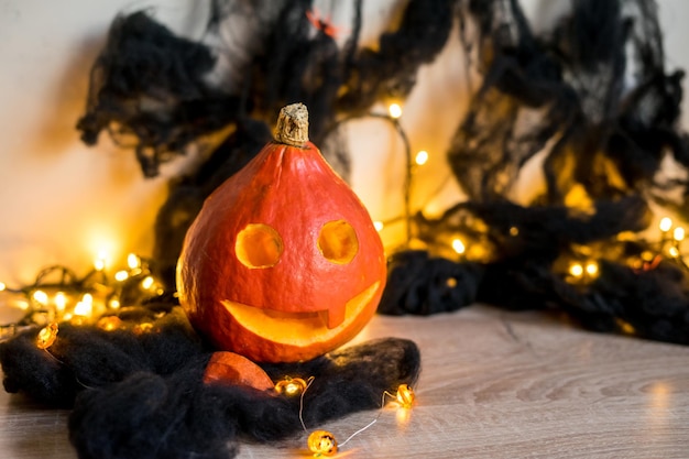 Concetto di vacanza di Halloween. Cornice per foto, decorazioni di halloween su sfondo bianco. Vista frontale, copia dello spazio. Foto di alta qualità