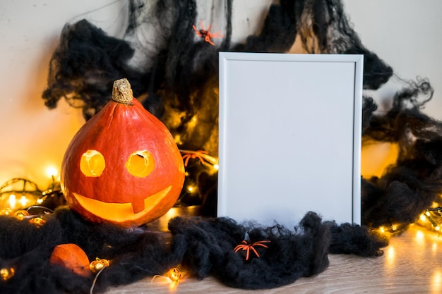 Concetto di vacanza di Halloween. Cornice per foto, decorazioni di halloween su sfondo bianco. Vista frontale, copia dello spazio. Foto di alta qualità