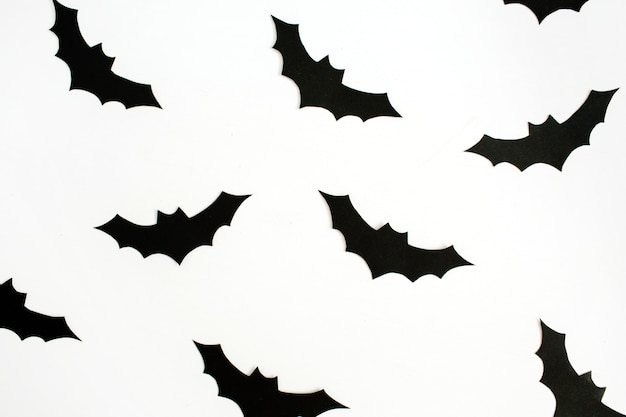 Concetto di vacanza di Halloween. Pipistrelli di carta neri fatti a mano su bianco