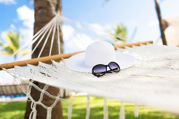 concetto di vacanza e vacanza - foto di amaca con cappello bianco e occhiali da sole