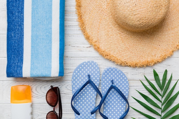 Concetto di vacanza estiva accessori da spiaggia piatti e asciugamani vista dall'alto Spazio per il concetto di viaggio di testo