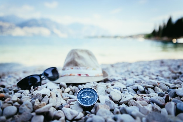 Concetto di vacanza estiva Cappello di paglia e accessori sulla spiaggia Italia