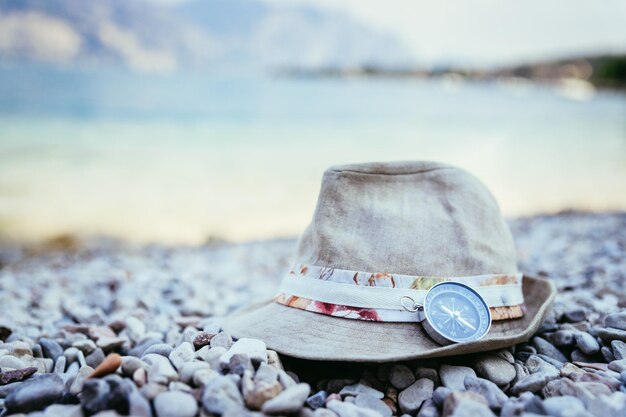 Concetto di vacanza estiva Cappello di paglia e accessori sulla spiaggia Italia