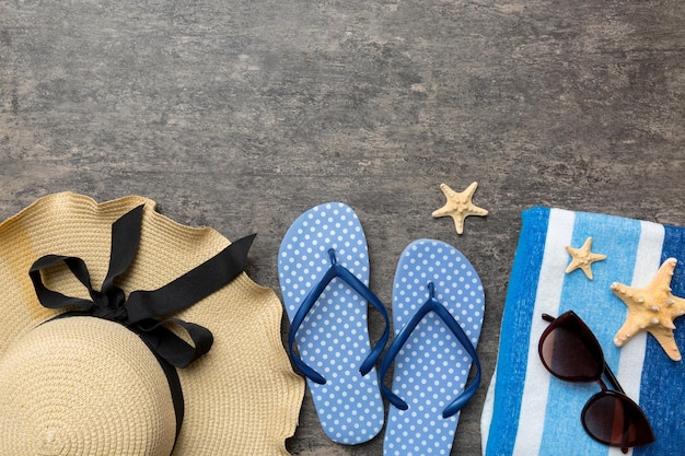 Concetto di vacanza estiva cappello di paglia piatto accessori da spiaggia e asciugamano vista dall'alto Spazio per il concetto di viaggio di testo