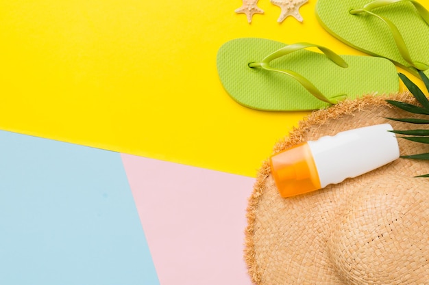 Concetto di vacanza estiva cappello di paglia piatto accessori da spiaggia e flip flop vista dall'alto Spazio per il concetto di viaggio di testo