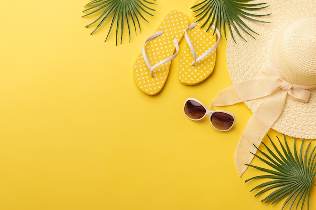 Concetto di vacanza estiva flat lay Accessori da spiaggia vista dall'alto Spazio per il testo Viaggio