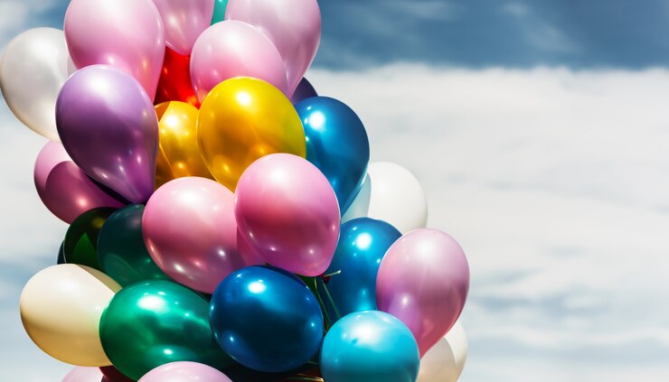 Foto concetto di vacanza. mazzo di palloncini colorati su uno sfondo di cielo blu