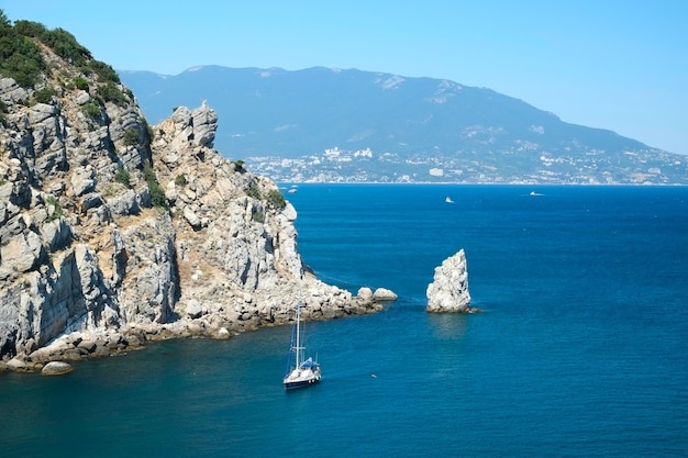 Concetto di vacanza sulle montagne del cielo blu della costa del mare