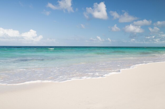 concetto di vacanza, viaggio e sfondo - mare blu o oceano, sabbia bianca e cielo con nuvole