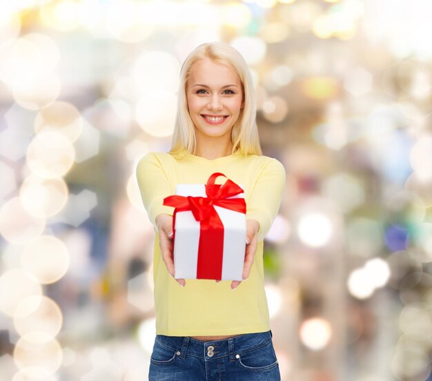 concetto di vacanze, amore e felicità - bella ragazza con confezione regalo