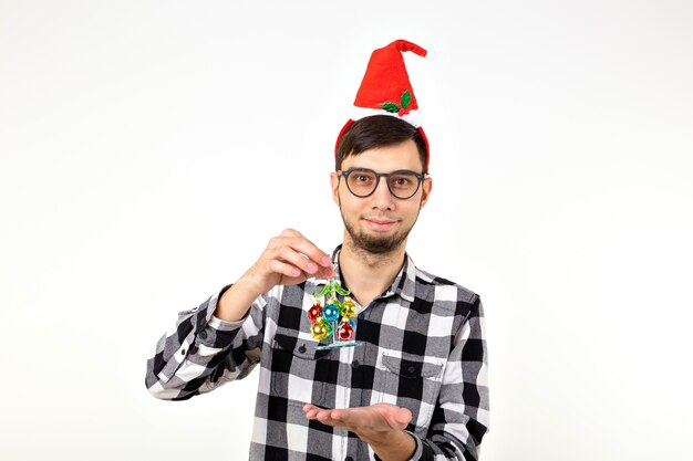 Concetto di vacanze e regali - uomo emotivo divertente in cappello di Natale
