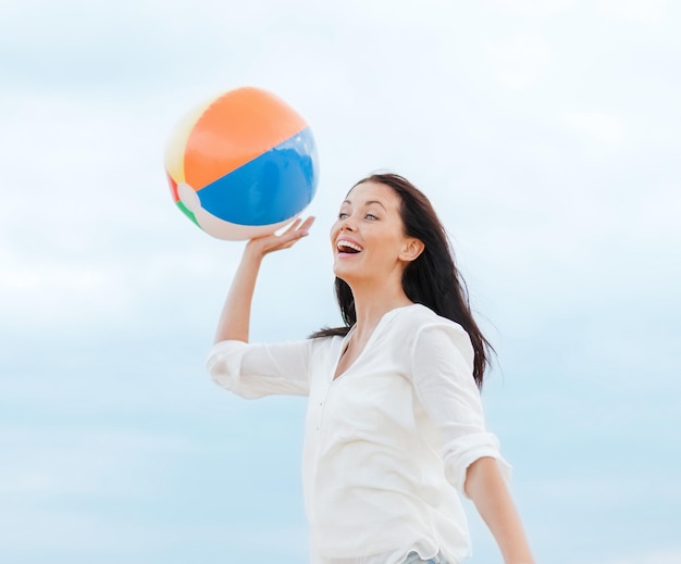 concetto di vacanze estive, vacanze e attività in spiaggia - ragazza con palla sulla spiaggia