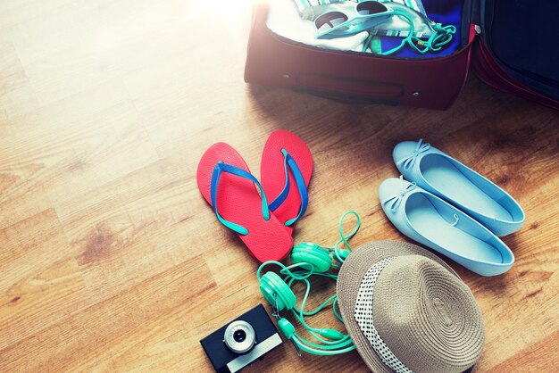 concetto di vacanze estive, viaggi, turismo e oggetti - primo piano della borsa da viaggio con vestiti e roba