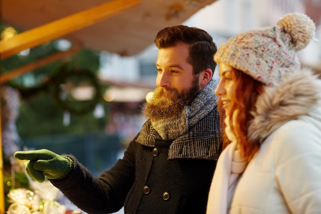 concetto di vacanze, inverno, natale e persone - coppia felice in abiti caldi all'aperto