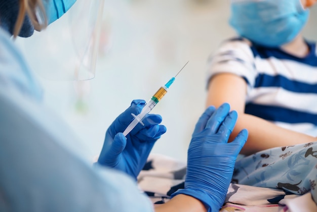 Concetto di vaccinazione delle persone per la salute dell'immunità. Covid19.