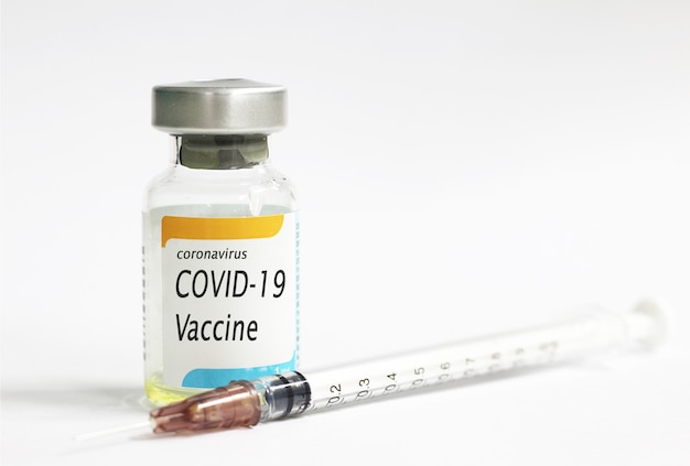 Concetto di vaccino COVID19 con sfondo bianco e iniezione di siringa protettiva dal nuovo coronavirus 2019