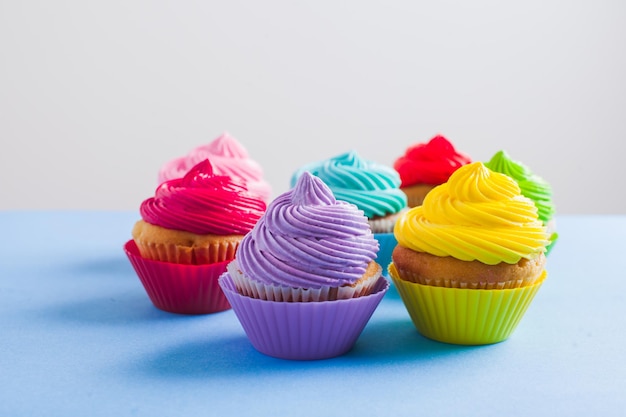 Concetto di varietà di scelta, vista ravvicinata di cupcakes color arcobaleno.